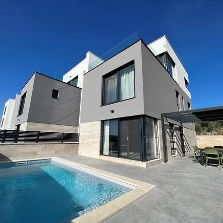 Seaview Amy - Private Pool, Sauna & Jacuzzi