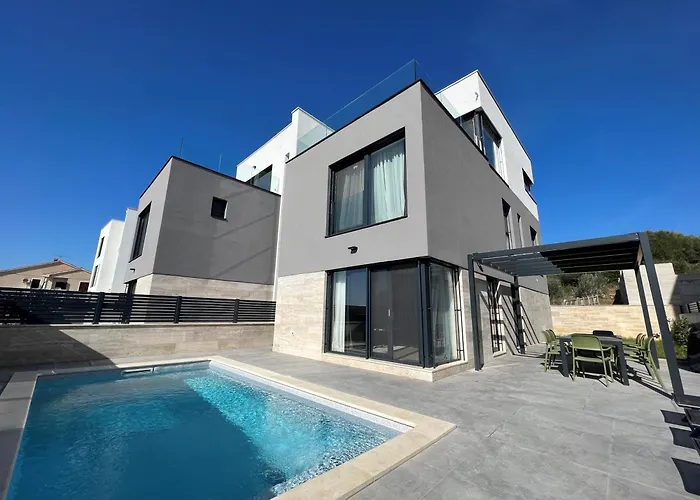 Seaview Amy - Private Pool, Sauna & Jacuzzi