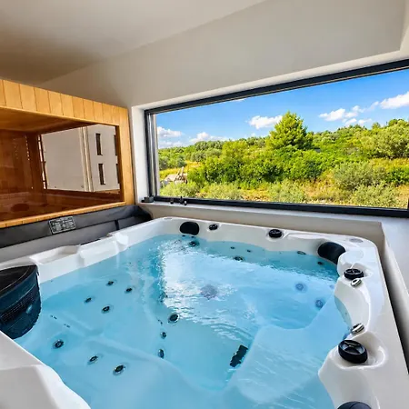 Seaview Amy - Private Pool, Sauna & Jacuzzi